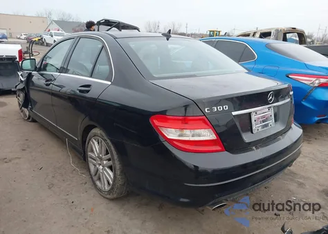 2009 Mercedes-Benz C 300 z USA, uszkodzony, nr VIN WDDGF81X59F281848